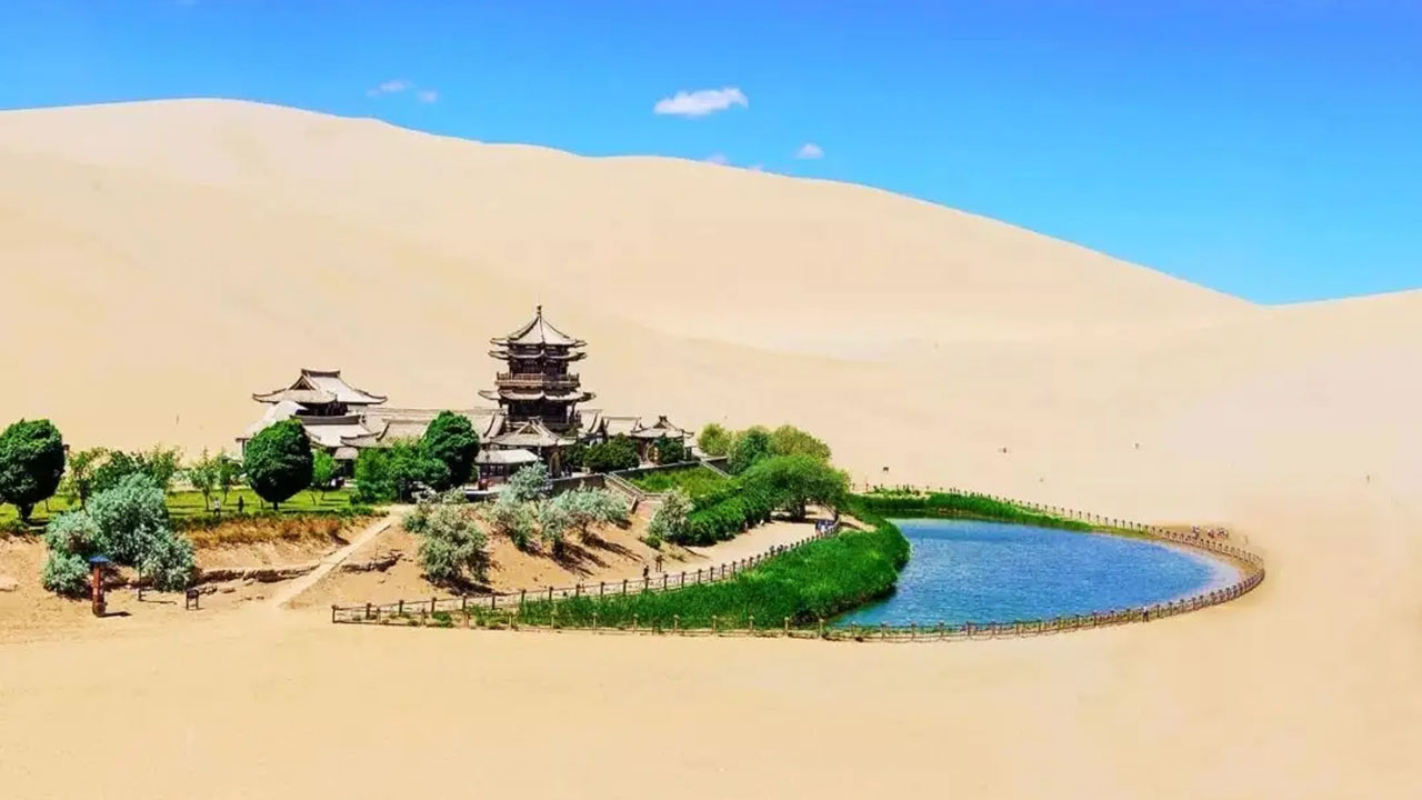 月牙泉風(fēng)景名勝區(qū) 月牙泉風(fēng)景名勝區(qū).jpg